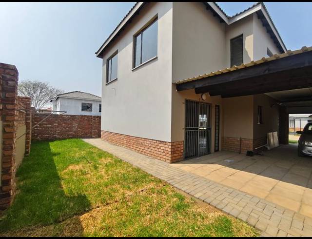 3 BEDROOM TOWNHOUSE FOR SALE IN WATERVAL EAST